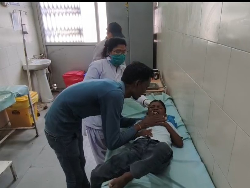 घायल छात्र को उमरिया के जिला अस्पताल में भर्ती कराया गया है।