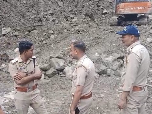 चंडीगढ़-मनाली फोरलेन पर मंडी के झलोगी में JCB से मलबा हटाया गया।