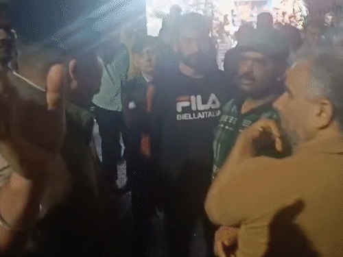 কাসাম্পতি মসজিদের কাছে দুটি সম্প্রদায়ের বিতর্কের পরে পুলিশ ঘটনাস্থলে পৌঁছেছিল।