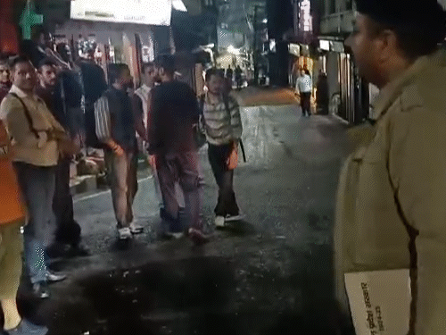 কাসাম্পতি মসজিদের কাছে দুটি সম্প্রদায়ের বিতর্কের পরে পুলিশ ঘটনাস্থলে পৌঁছেছিল।