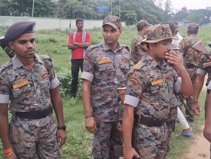 The SDM arrived with the force to remove the flood victims from the airport.