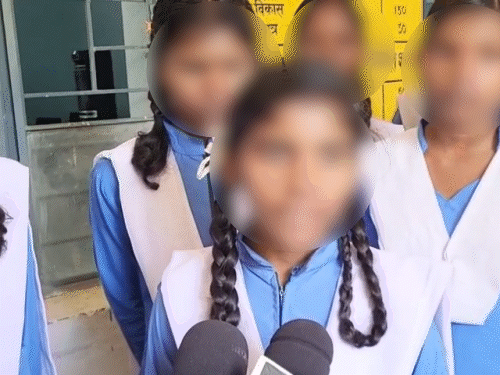 छात्राओं ने बताया कि टीचर बगल में आकर बैठ जाते हैं और टच करते हैं।