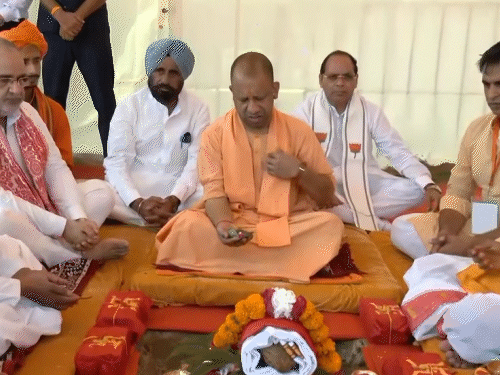 पूजन के दौरान दक्षिणा के लिए सीएम ने पहले अपनी जेब देखी। बाद में भूपेंद्र चौधरी ने उनको एक नोट दिया।