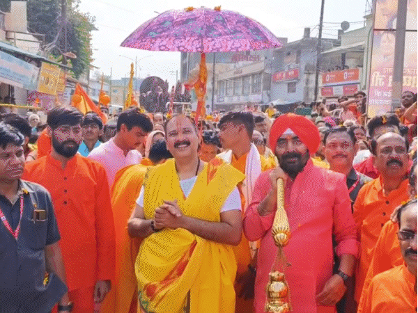 कांवड़ यात्रा पर हेलिकॉप्टर से फूल बरसाए गए।