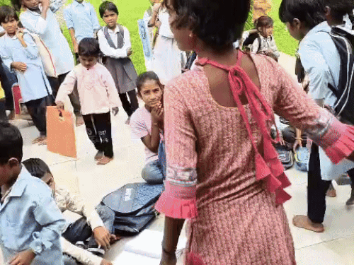 उंडा खोरा क्षेत्र के एक स्कूल में भी भूकंप के झटके महसूस होने के बाद बच्चों को तुरंत बाहर निकाल लिया गया।