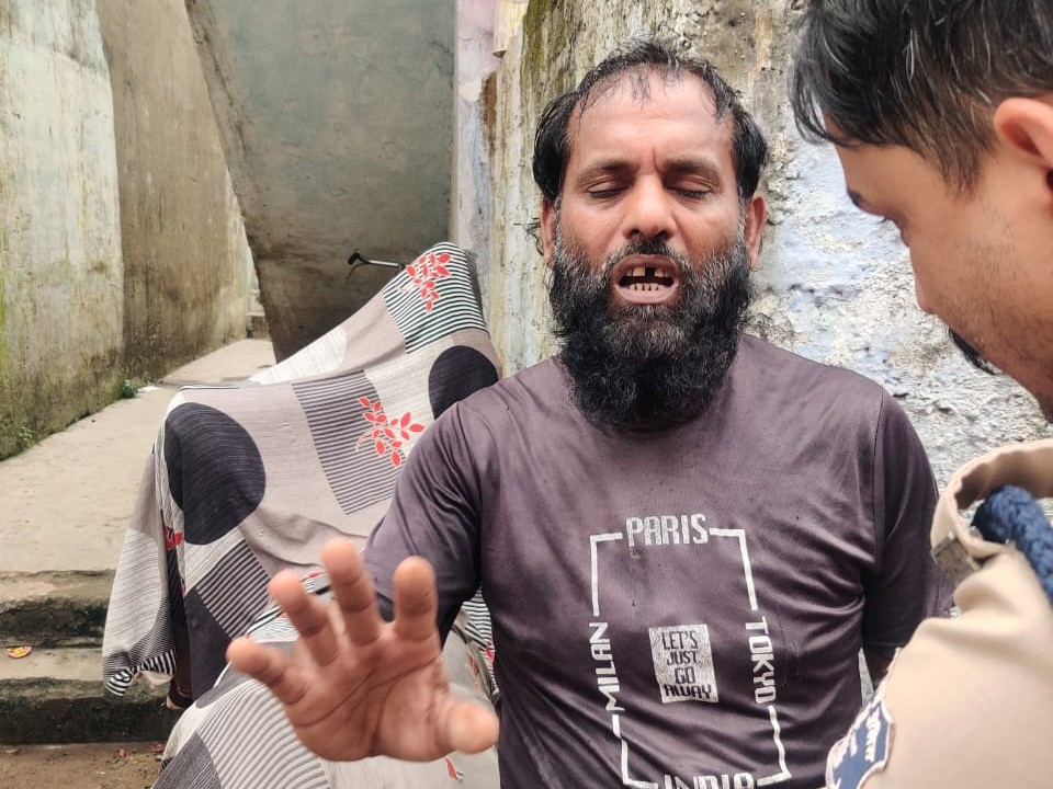 आरोपी अब्दुल शहजाद को हिरासत में लेकर पूछताछ कर रही पुलिस।