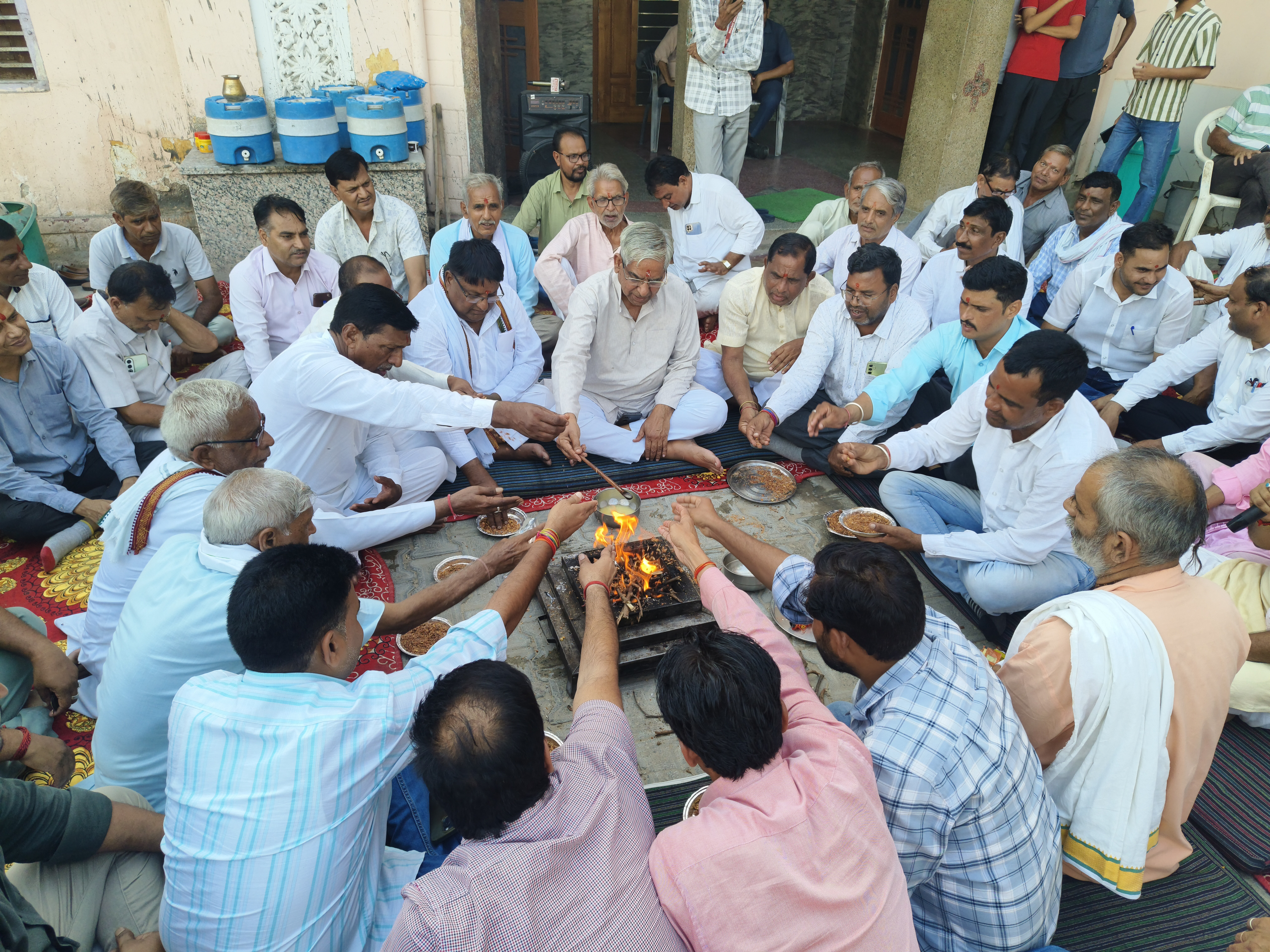 यज्ञ में आहूति देते हुए विधायक और कांग्रेस कार्यकर्ता।