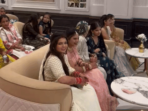 पैलेस में सगाई में शामिल होने पहुंचे दोनों पक्षों के रिश्तेदार।