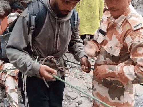 आईटीबीपी के जवान तीर्थयात्रियों को निकालते हुए। - Dainik Bhaskar