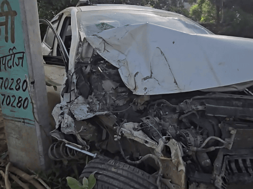 सेक्टर 1-4 कम्युनिटी सेंटर के आगे हादसे के बाद आई 20 कार के उड़े परखच्चे। - Dainik Bhaskar