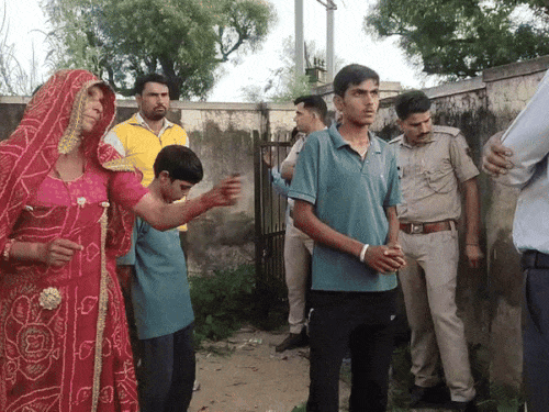 शाम को परिजनों से समझाइश करते लक्ष्मणगढ़ तहसीलदार फारूक अली।