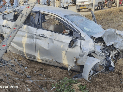 पुलिस और नर सेवा नारायण सेवा समिति की टीम घायलों को अस्पताल ले जाती हुई। - Dainik Bhaskar