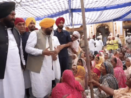 मुख्य मंत्री भगवंत मान महिलाओं से बातचीत करते हुए। - Dainik Bhaskar