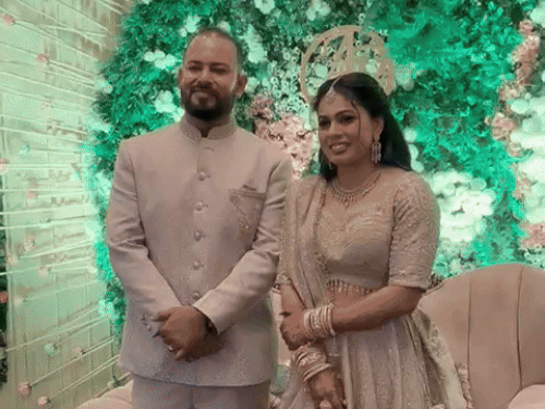 स्टेज पर मौजूद पूजा ढांडा और अभिषेक बूरा।