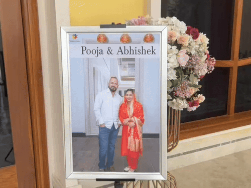 पैलेस की मेन हॉल में एंट्री पर पूजा और अभिषेक की तस्वीर लगाई गई।