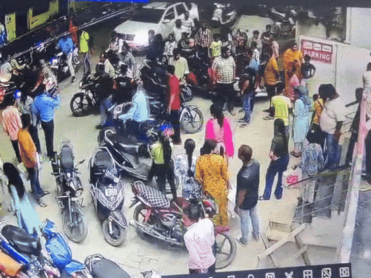 मॉल के बाहर भी हादसे के बाद लोगों में अफरा-तफरी मच गई।
