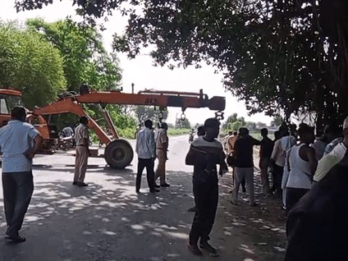 क्रेन की मदद से शव को बाहर निकाला गया।