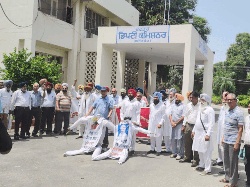 सीएम मान और वित्तमंत्री के पुतले फूंक कर प्रदर्शन करते कर्मचारी और पेंशनर्ज। - Dainik Bhaskar