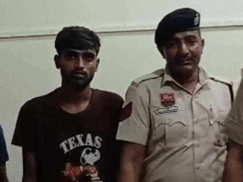 पुलिस द्वारा गिरफ्तार किए गए हत्या के आरोपी।