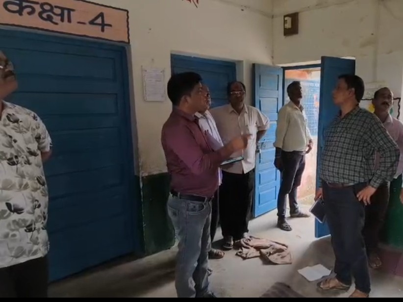घटना के बाद जानकारी लेने पहुंचे अधिकारी।