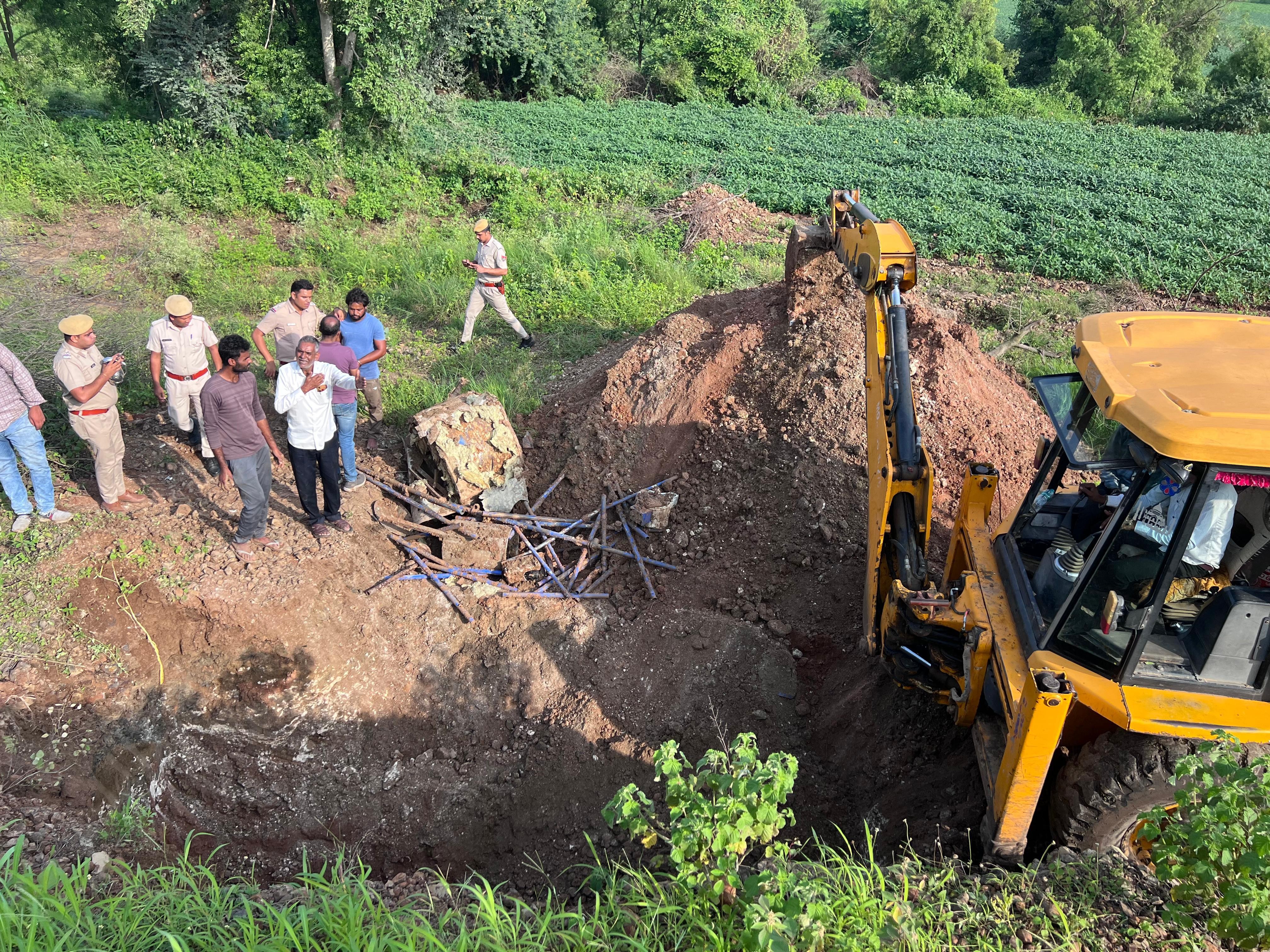 एमडी बनाने के उपकरण, हीटर, पाइप, ग्लास सामग्री और कुछ केमिकल को सुनसान स्थान पर छिपा दिया था।