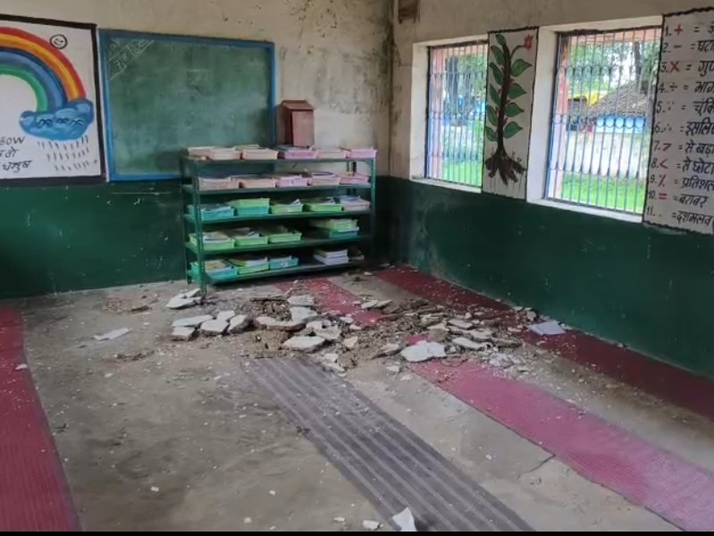गनीमत थी कि हादसे के समय क्लास में दो ही बच्चे थे।