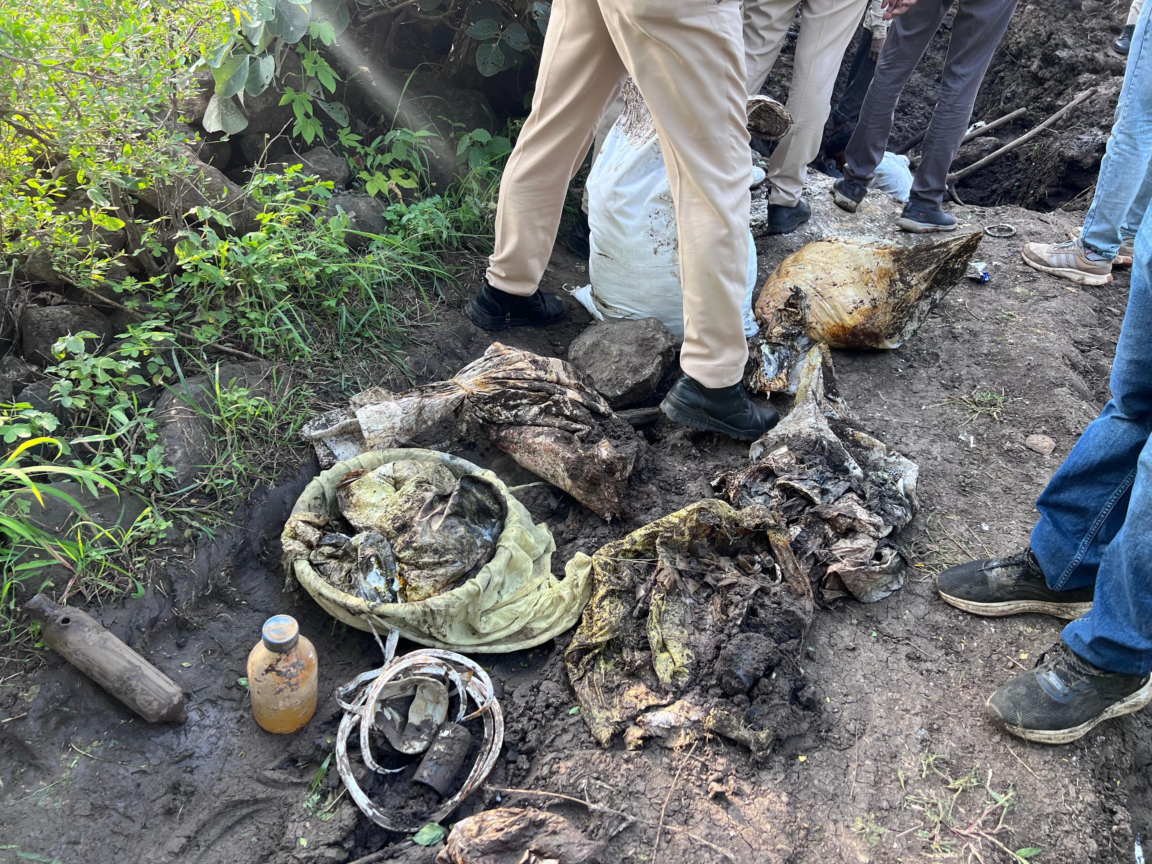 एमडी बनाने के उपकरण, हीटर, पाइप, ग्लास सामग्री और कुछ केमिकल को जमीन से बरामद कर लिया गया है।