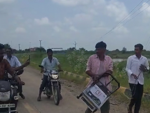 चोरी के आरोपी को पकड़ने के बाद गांव युवक चोर के हाथ में इलेक्ट्रिक कांटा बांधकर उसे गांव ले गए।