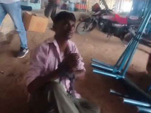 गांव में एक जगह पर चोर के हाथ पैर बांधकर बिठाई दिया। इस दौरान वह हाथ जोड़कर माफी मांगता रहा।