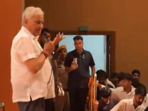 राजस्थान यूनिवर्सिटी में बिरसा मुंडा सम्मान समारोह में स्टूडेंट्स को संबोधित करते कृषि मंत्री किरोड़ीलाल मीणा। उन्होंने युवाओं को राजनीति में आने का किया आह्वान।