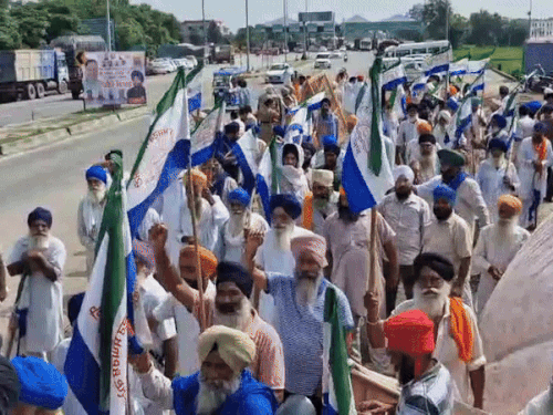 अमृतसर कत्थूनंगल टोल प्लाजा पर पहुंचे किसान। - Dainik Bhaskar