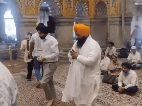 दिल्ली स्थित श्री शीशगंज साहिब गुरुद्वारा पहुंचे मंत्री हरजोत बैंस नतमस्तक होते हुए।