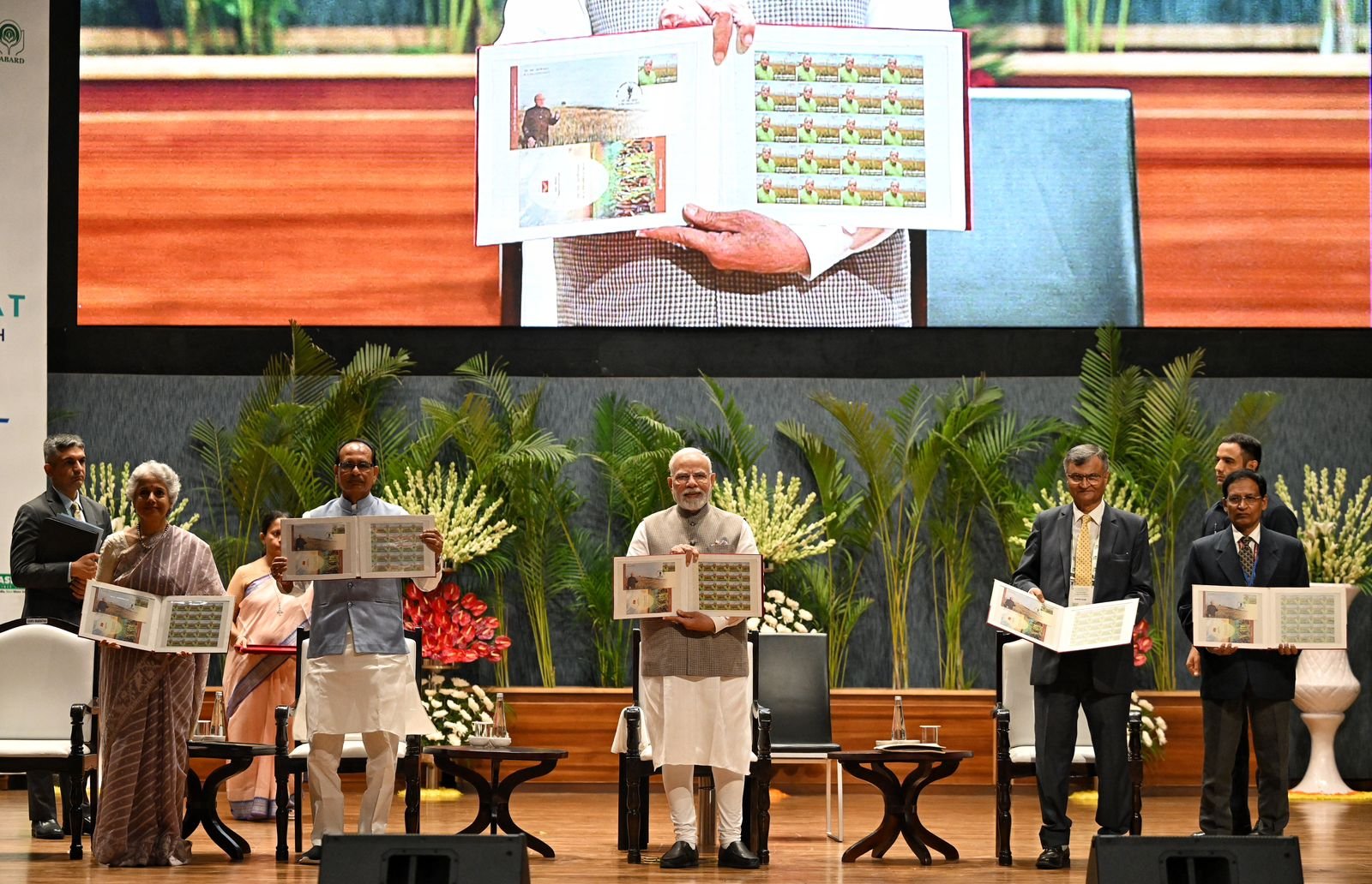 PM Modi issued a memorial coin and a memorial postage stamp of Rs 100 in honor of Professor Swaminathan.