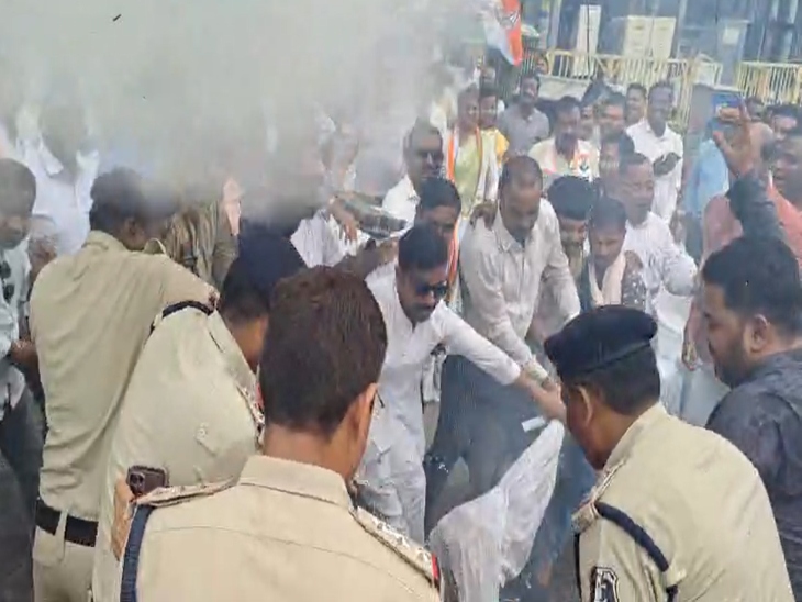 रायपुर के बूढ़ापारा बिजली ऑफिस के पास कांग्रेस कार्यकर्ताओं ने प्रदर्शन किया।