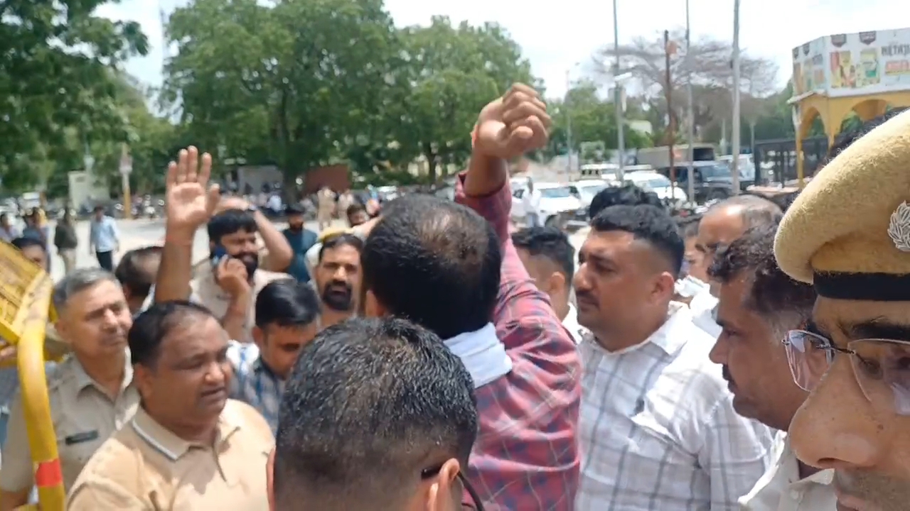 गाड़ियों की R.C. बहाली व ई-रवाना माफी की भी मांग उठी। इस दौरान कलेक्ट्रेट पर खनन व ट्रांसपोर्ट व्यवसायियों ने विरोध प्रदर्शन किया और नारेबाजी भी की।