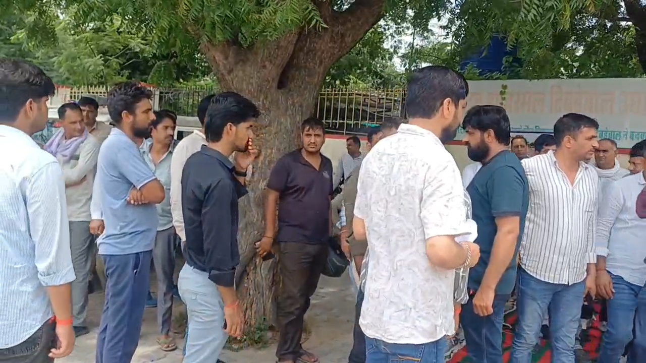 खनन में ड्रोन सर्वे मामले में कलेक्ट्रेट पर प्रदर्शन करते व्यवसायी।