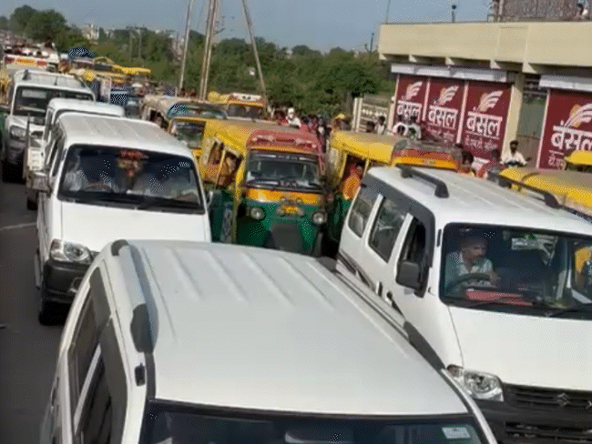 जहां ट्रैफिक और पुलिस के जवान खड़े थे वहां धीमी गति से ही सही, लेकिन वाहन आगे बढ़ते दिखे।