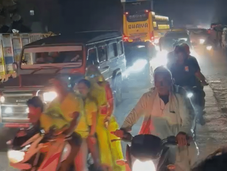 ट्रैफिक ज्यादा होने के कारण देर रात तक वाहन धीमी गति से ही चल पा रहे थे।