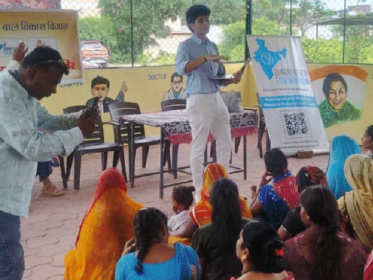 शिविर में अधिकारियों ने महिलाओं को स्वावलंबी बनने की प्रेरणा दी।