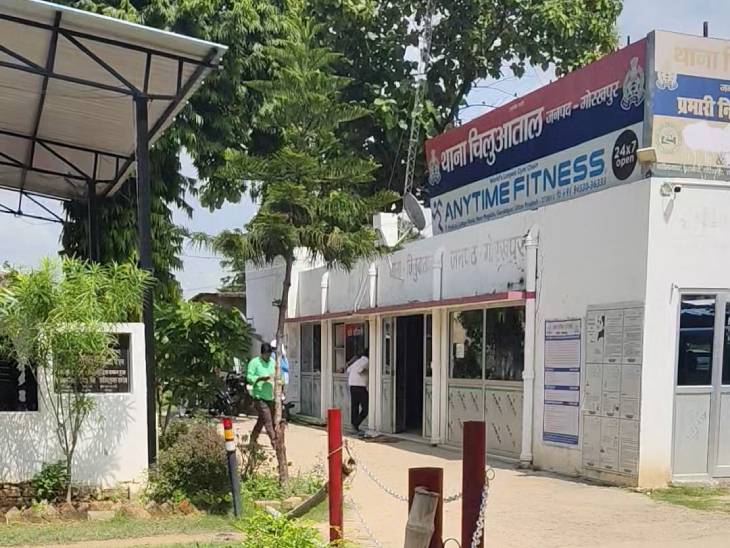 चिलुआताल थाने में आरोपियों के खिलाफ मुकदमा दर्ज किया गया