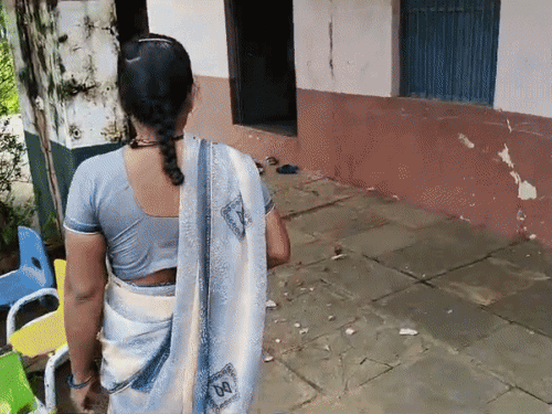 प्रतापगढ़ के सिद्धपुर गांव स्थित राजकीय प्राथमिक स्कूल में भूकंप के बाद एक कमरे और बरामदे की छत से प्लास्टर गिर गया।