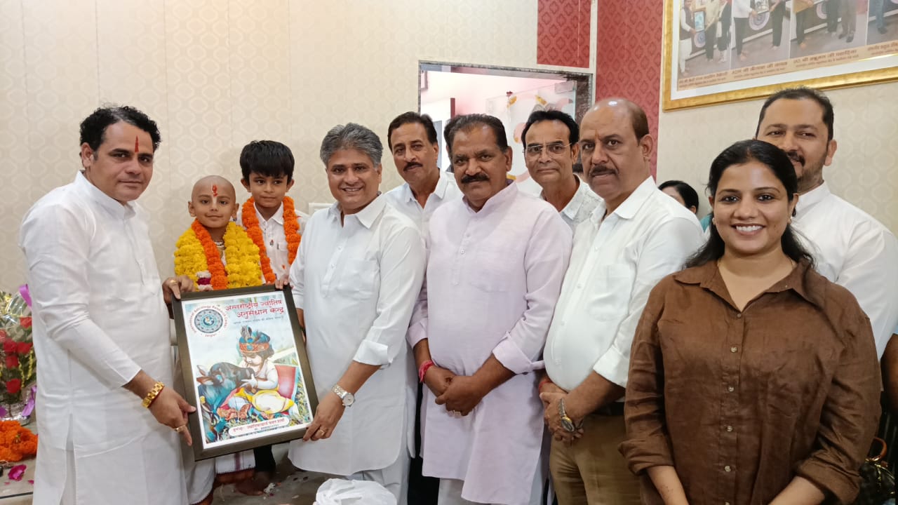 इंटरनेशनल एस्ट्रोलॉजी रिसर्च सेंटर में ज्योतिषाचार्य पवन शर्मा समेत कई लोगों ने बाल भागवत का स्वागत किया।