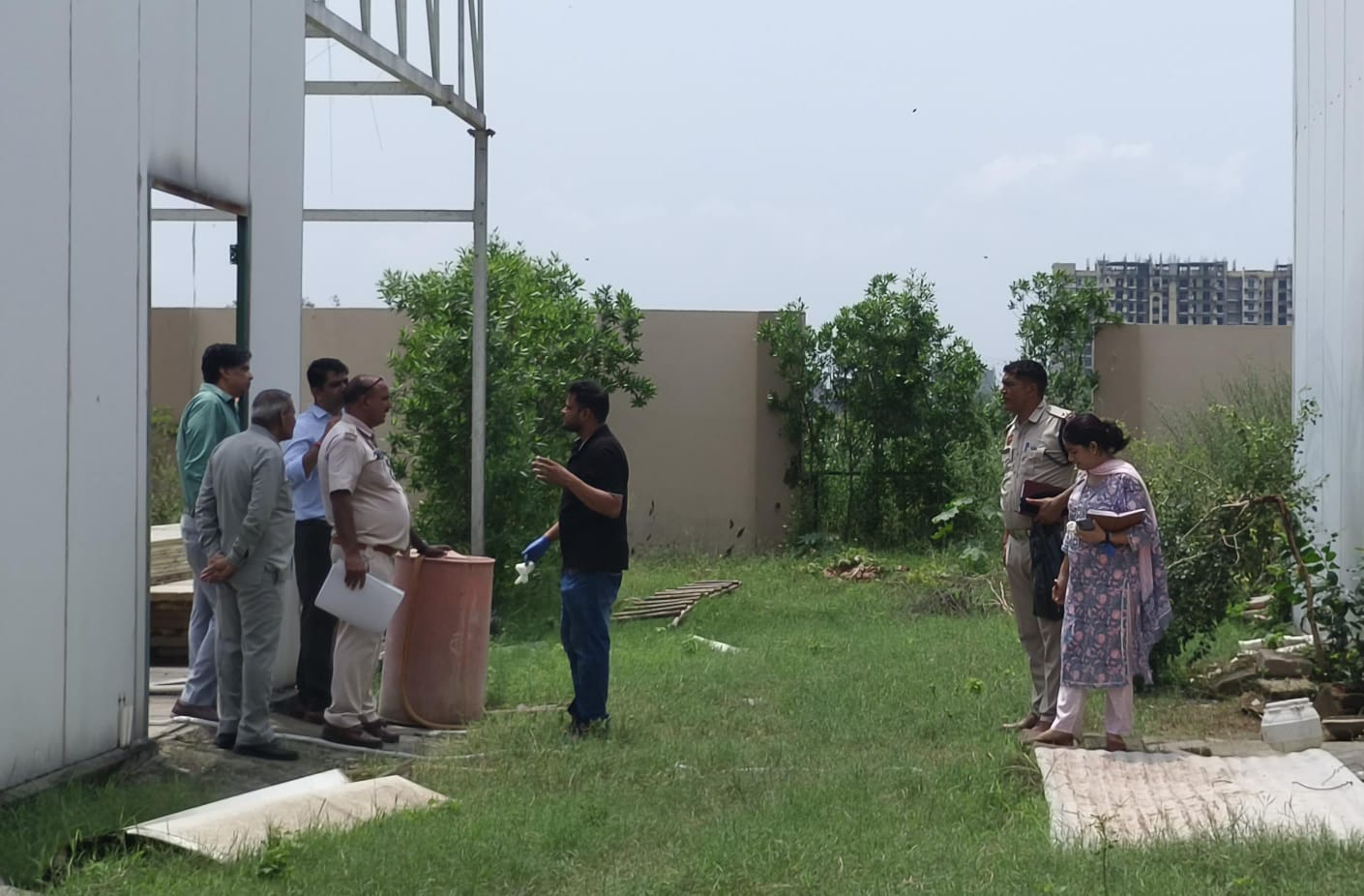 धारूहेड़ा के स्कूल में हत्या के बाद जांच के लिए पहुंची पुलिस और फोरेंसिक टीम।