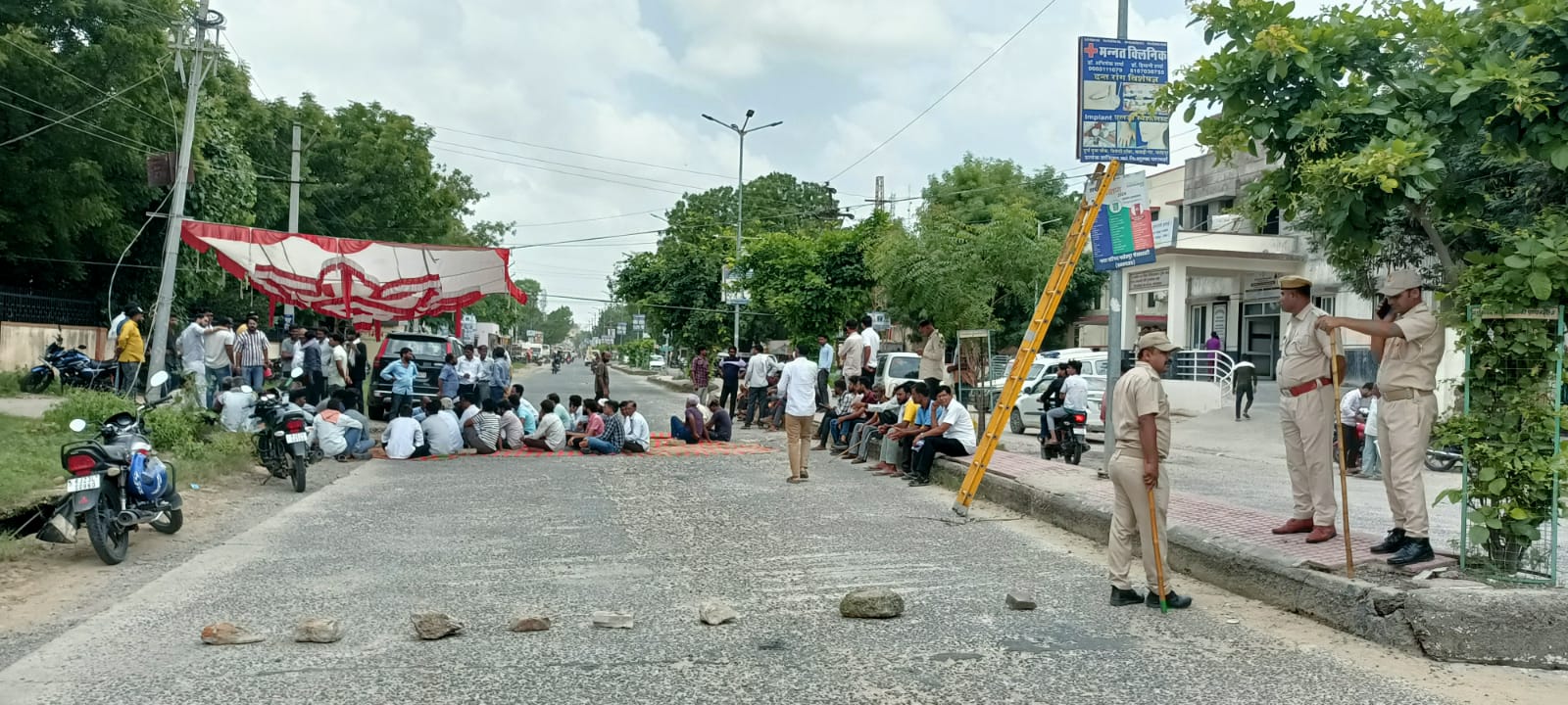 प्रदर्शन कर रहे लोगों ने बिजली विभाग के सामने मुख्य सड़क के एक तरफ का मार्ग अवरुद्ध कर दिया।