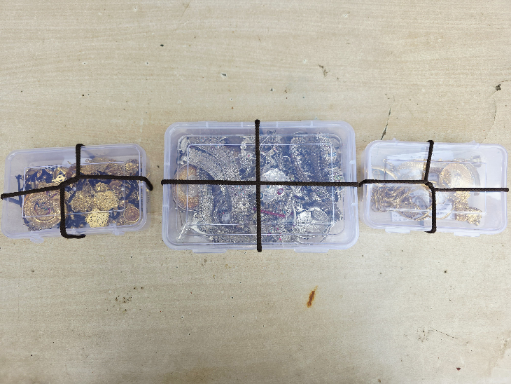 घरों से चोरी किए सोने और चांदी के जेवर