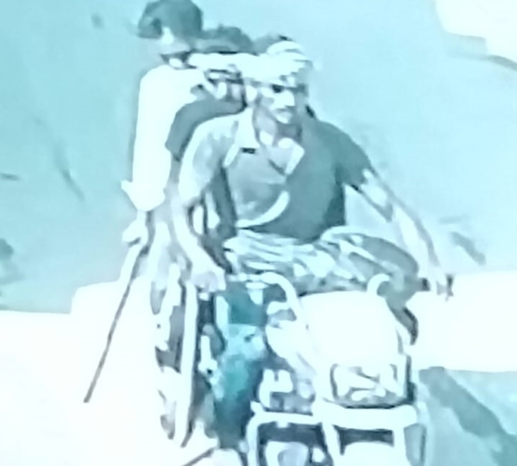Suspected youth are seen in CCTV. They have poles in their hands.