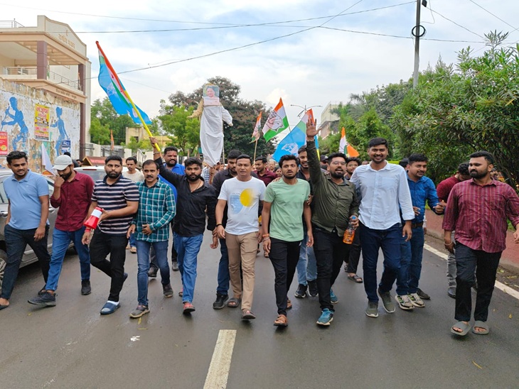 कांग्रेस कार्यालय से रैली निकाल किया पुतला दहन