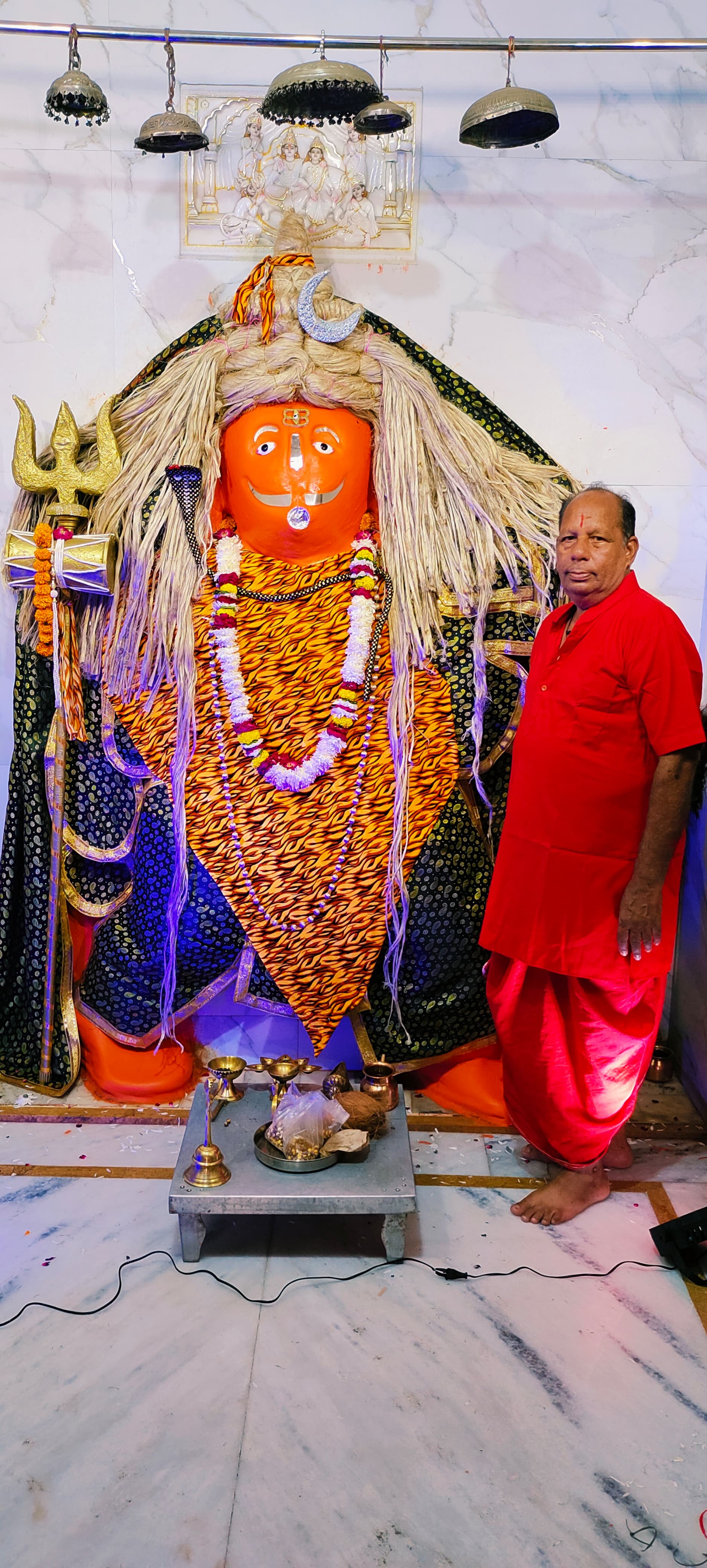 हनुमान जी के सिर पर जटाएं, मस्तक पर त्रिनेत्र, गले में नागराज वासुकी और शीर्ष पर चंद्रमा सजाया गया।