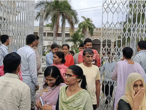 31 जुलाई को भिवानी के वैश्य कॉलेज में बने परीक्षा केंद्र से बाहर निकलते हुए परीक्षार्थी