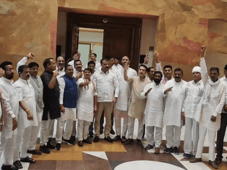 विधानसभा में कांग्रेस विधायकों ने वाकआउट कर दिया।